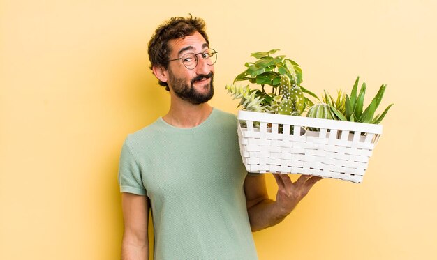 植物を持つ若い狂った男