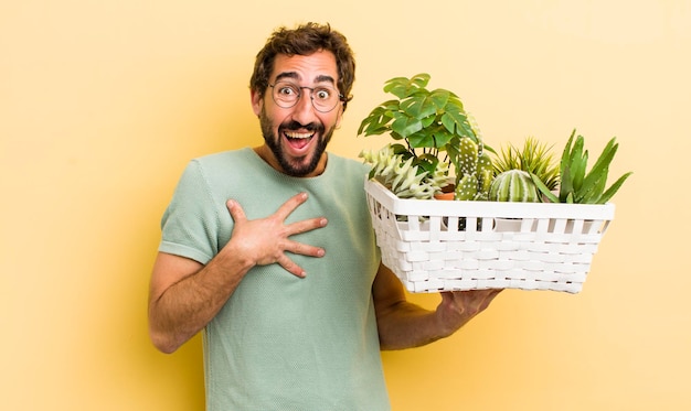 植物を持つ若い狂った男