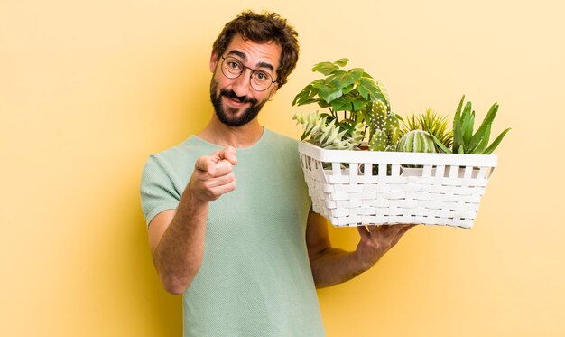 植物を持つ若い狂った男