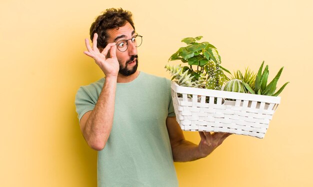 植物を持つ若い狂った男