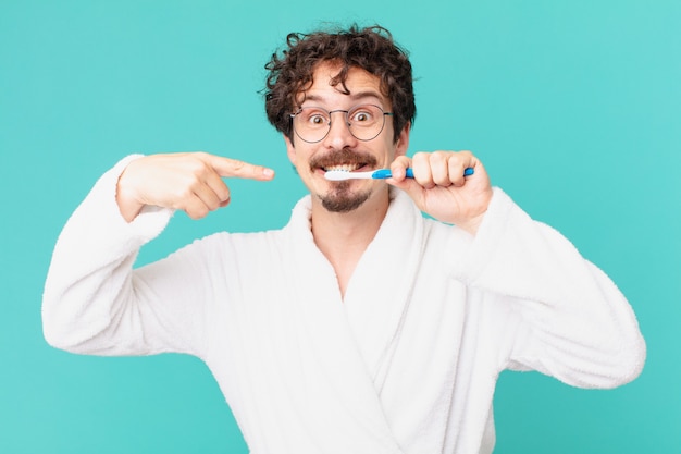 Foto giovane pazzo con uno spazzolino da denti