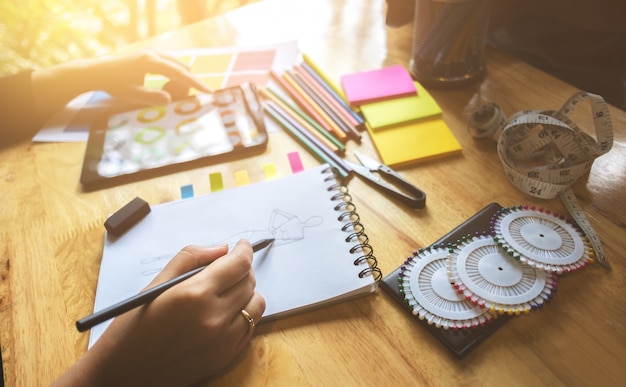 Giovane atelier creativo dello stilista di lavoro che lavora al progetto in uno studio