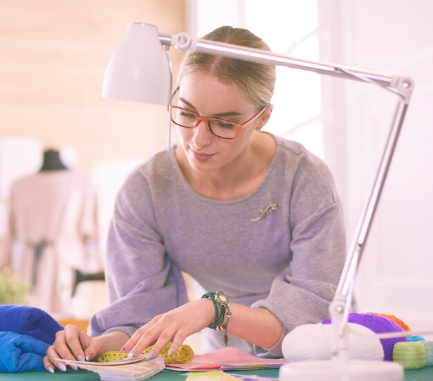 젊은 창조적 인 재단사 드레스 메이커 Stylishseamstress 개념