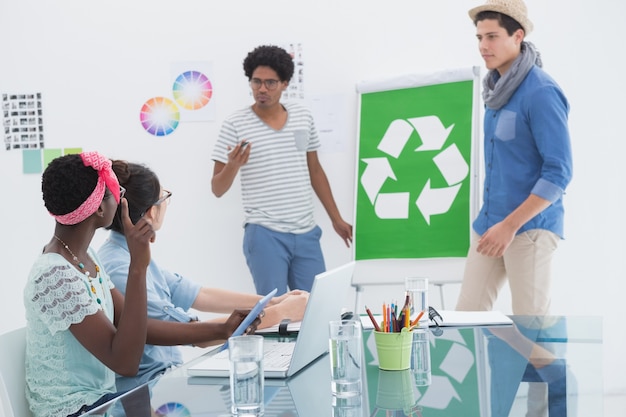 Foto giovane gruppo creativo che ha una riunione sul riciclaggio