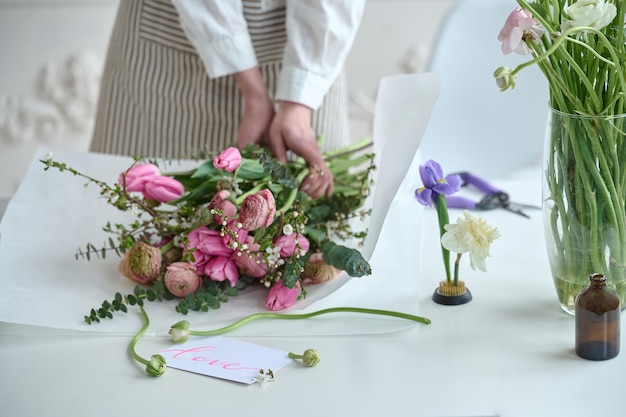 ノートパソコンを使用してフラワーショップで若い創造的な女性花屋ビジネスのスタートアップ