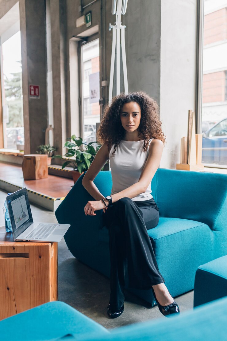 Photo young creative woman posing indoor