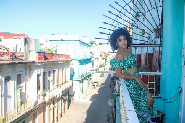 Foto giovane donna cubana al balcone nella città dell'avana