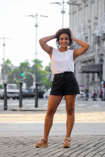 Photo a young cuban woman in havana city