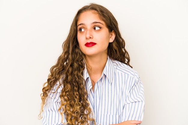 Fronte del primo piano della giovane donna caucasica carina riccia