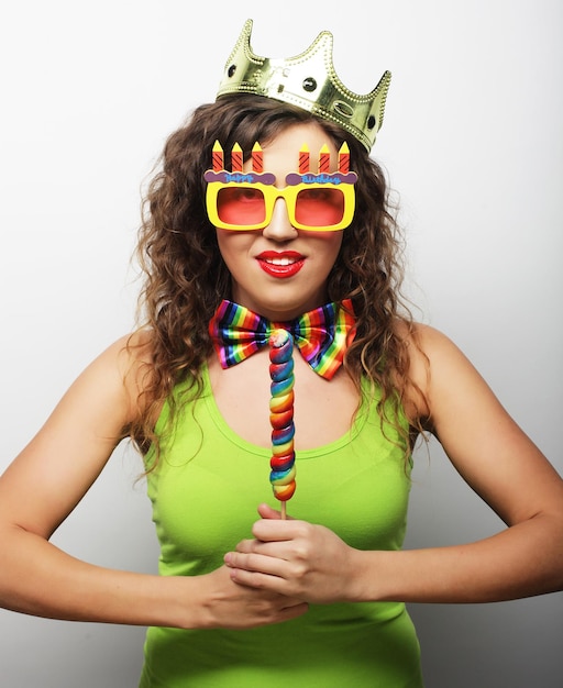 Photo young curly girl ready for party smile and happy