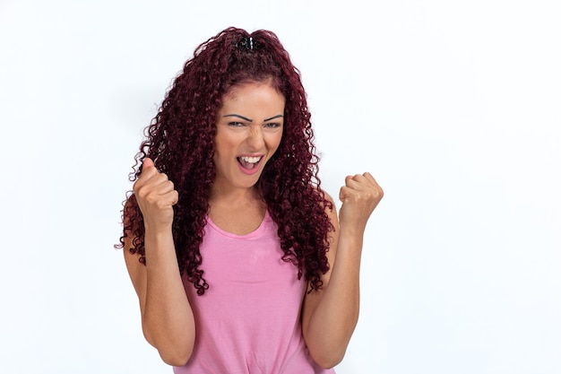 Photo young curly woman in a casual pink t-shirt