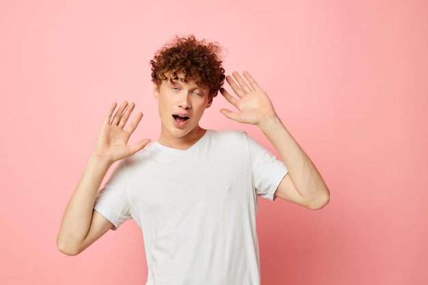 若い縮れ毛の男の夏服白いTシャツポーズ孤立した背景を変更せずに