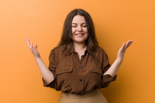 Foto giovane donna russa curvy allegra che ride molto. felicità .