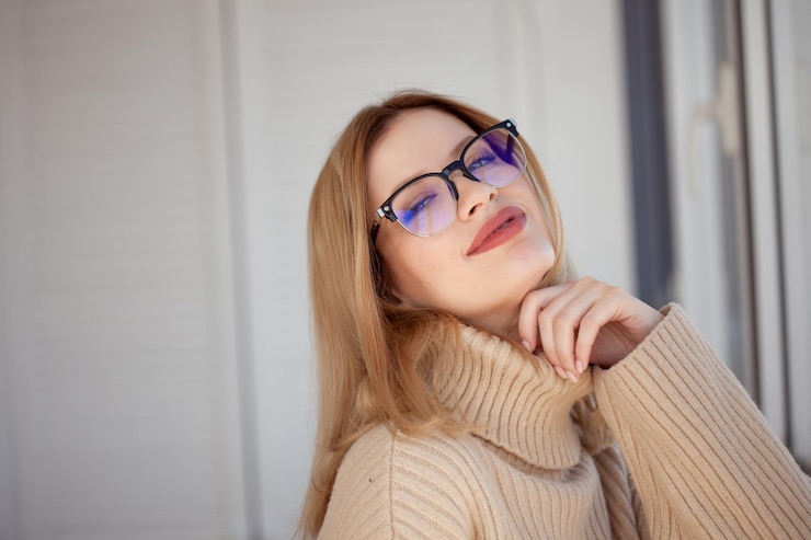 Photo young cute blonde with eyeglasses and a beige sweater stylish fashionable young woman woman with gla
