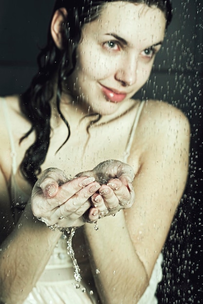 Photo young cute curly girl taking a shower