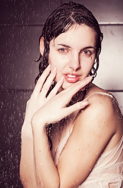 Photo young cute curly woman with water