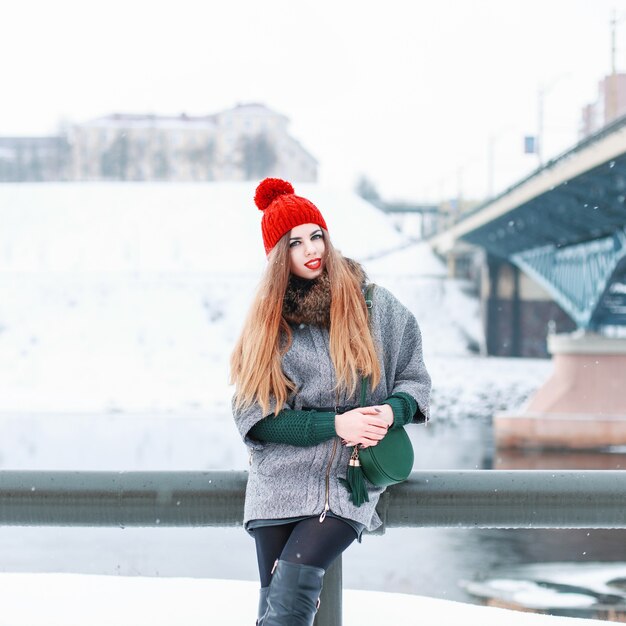 Giovane ragazza carina nel freddo inverno vicino al fiume