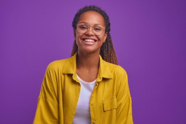 Zoomer giovane carino felice donna afroamericana in abiti casual ridendo