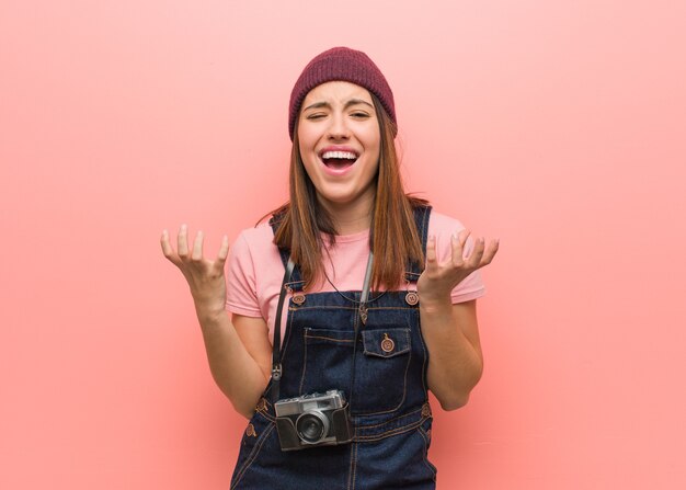 若いかわいい写真家の女性は非常に怖くて恐れています