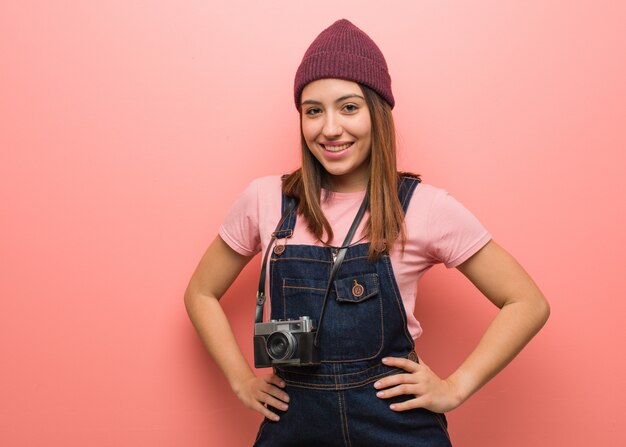 腰に手を持つ若いかわいい写真家女性