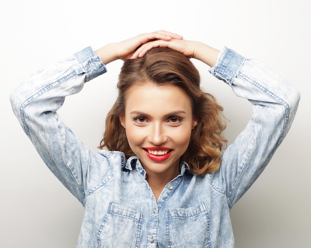 Foto giovane ragazza bionda e sorridente