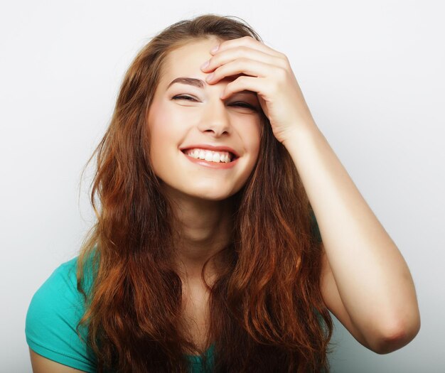 Foto giovane ragazza bionda e sorridente