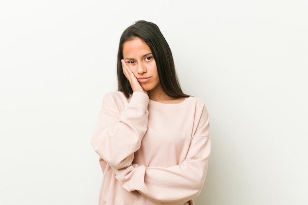 退屈している、疲れている、リラックスした一日が必要な若いかわいい10代女性。