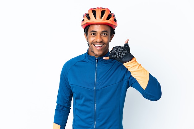 Молодой велосипедист человек с косами на изолированном фоне, делая телефонный жест. Перезвони мне знак