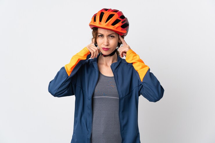 Photo young cyclist woman having doubts and thinking