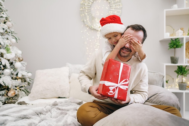 若いお父さんと彼の息子は一緒にクリスマスを祝います