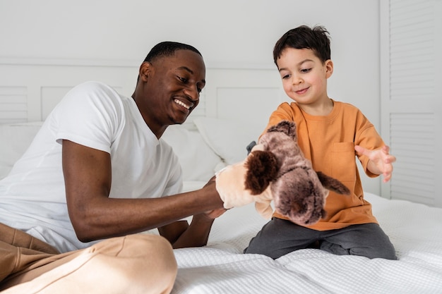 Photo young dad paying with toys his kid