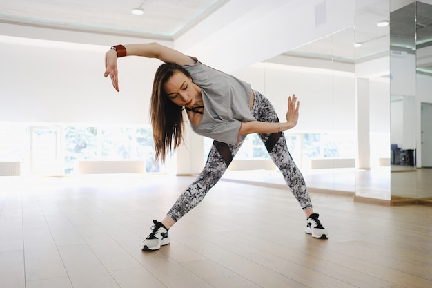 スタジオで踊る若いダンサー