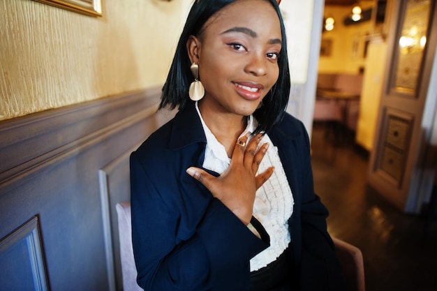 Photo young deaf mute african american woman using sign language