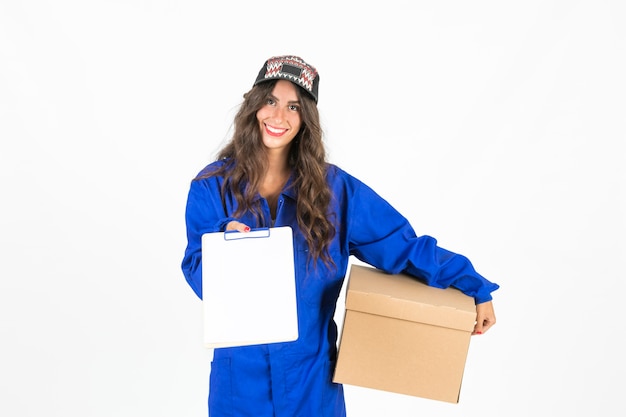 사진 상자와 클립 보드 젊은 deliverywoman