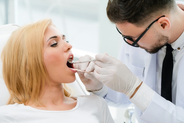 치과에서 젊은 치과 의사 검사 환자입니다.