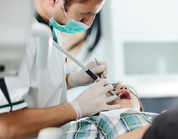 Photo young dentist at work in the office