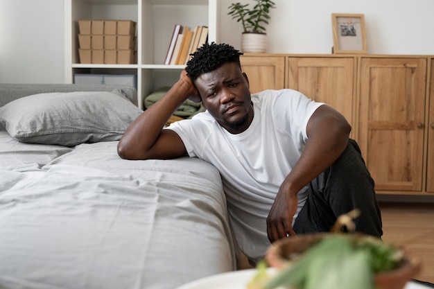 Foto adulto giovane e depresso a casa