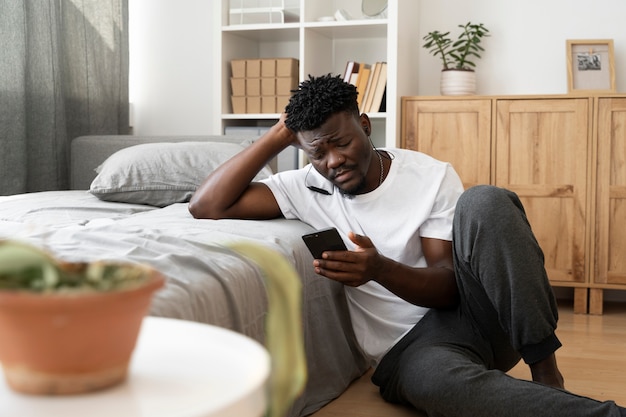 Foto adulto giovane e depresso a casa