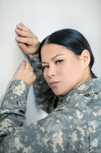 写真 軍服を着た若い落ち込んでいる女性