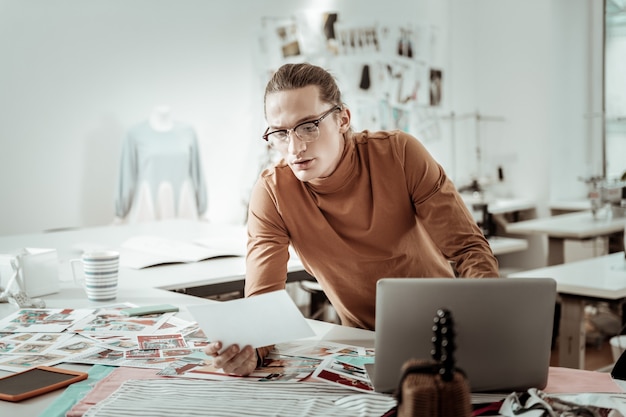 Photo young designer working in his studio