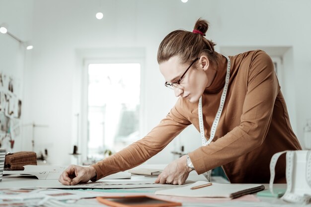 Foto giovane designer che lavora nel suo studio