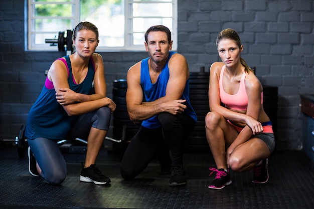 Photo young determined athletes in gym