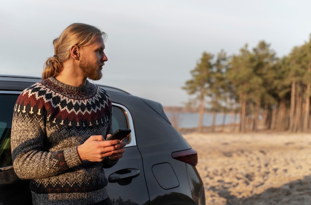 Photo young digital nomad traveling in  winter time