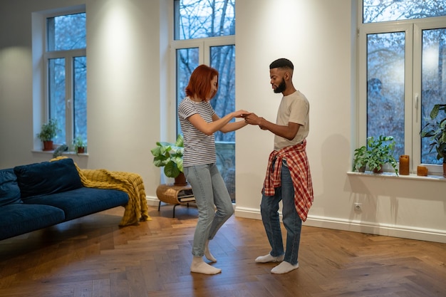 사진 사랑 에 빠진 젊은 부부 들 이 집 에서 함께 첫 번째 결혼 춤 을 준비 하고 있다
