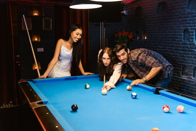 Photo young diversity group of people playing pool together with smile enjoyment and fun