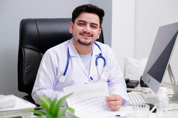 Photo a young doctor is sitting in the clinic and smiling