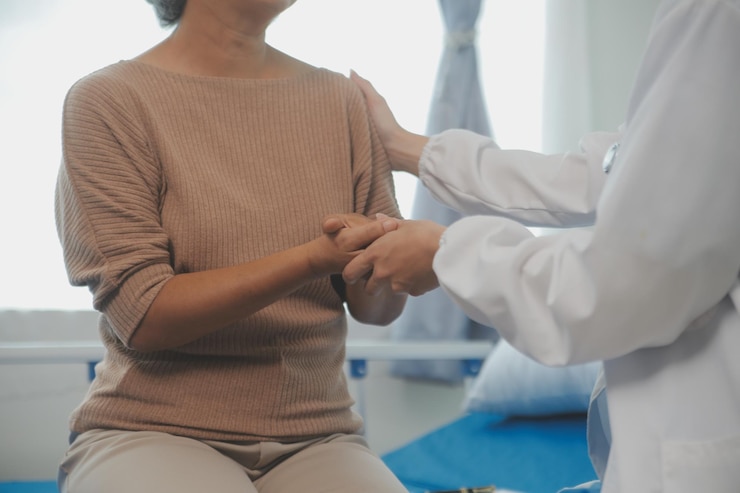 Photo 若い医者は聴診器を使用して患者の心拍を聞きます男性の患者に健康診断を与える女性の医者のショット