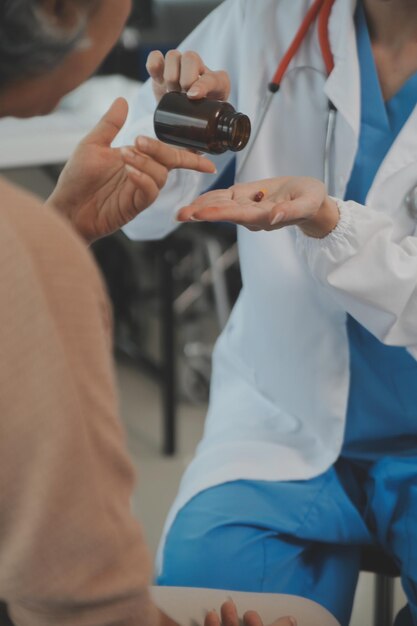 Photo young doctor is using a stethoscope listen to the heartbeat of the patient shot of a female doctor giving a male patient a check up