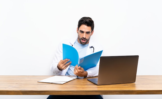 Giovane medico con il suo laptop