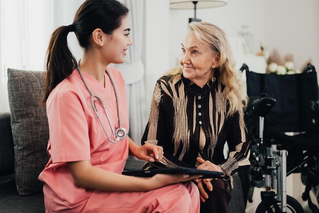 Photo young doctor or nurse visiting happy senior patient at home people with medical service at home